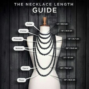 Puede incluir: Una gu&iacute;a de longitudes de collar, que muestra diferentes longitudes de collares de cuentas negras en un maniqu&iacute;. Las longitudes est&aacute;n etiquetadas con nombres como "Choker", "Princess", "Matinee", "Opera" y "Rope", y las medidas correspondientes en pulgadas y cent&iacute;metros.