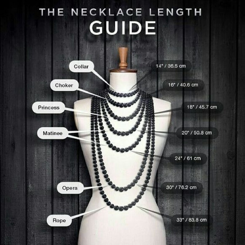 Puede incluir: Una gu&iacute;a de longitudes de collar, que muestra diferentes longitudes de collares de cuentas negras en un maniqu&iacute;. Las longitudes est&aacute;n etiquetadas con nombres como "Choker", "Princess", "Matinee", "Opera" y "Rope", y las medidas correspondientes en pulgadas y cent&iacute;metros.