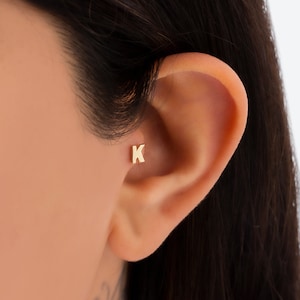 14K Gold Buchstabe Piercing, Initialpiercing, Conch Piercing, Tragus Piercing, Monogramm Bolzen, Initialohrring, Muttertagsgeschenk, Geschenk für sie