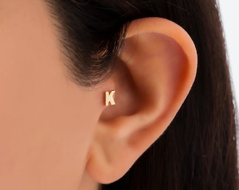 Piercing de letra en oro de 14 quilates, piercing de inicial, piercing de caracola, piercing de trago, monograma, pendiente con inicial, regalo para el Día de la Madre, regalo para ella