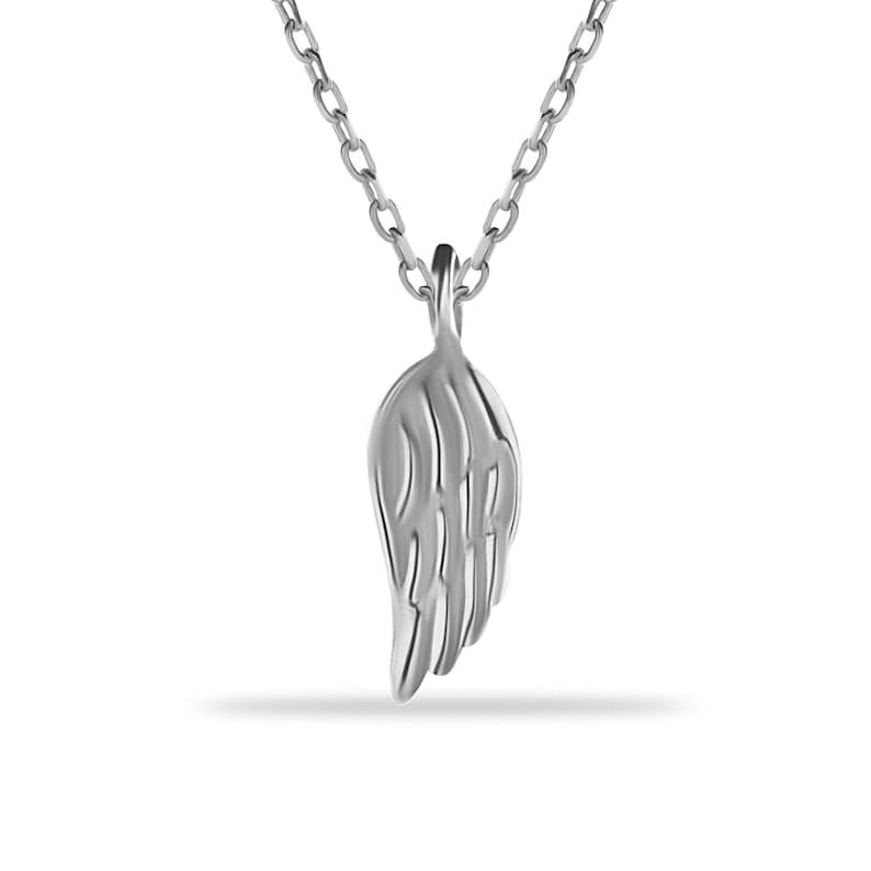 Puede incluir: Un collar de plata con un colgante de ala de &aacute;ngel. El ala es detallada y tiene una superficie texturizada.