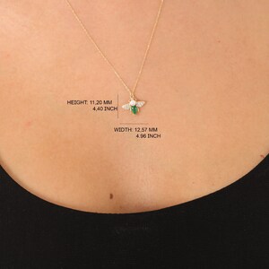 Puede incluir: Collar con colgante de abeja de oro, con una piedra preciosa verde y acentos de circonita c&uacute;bica blanca. ALTURA: 11,20 MM 4,40 PULGADAS ANCHO: 12,57 MM 4,96 PULGADAS