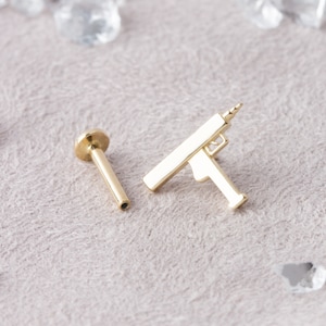 Wapenoorbel, wapenpiercing, geweeroorbel, geweerpiercing, geweersieraden, kraakbeenoorbel, helixoorbel, oormanchet, gouden oorbellen