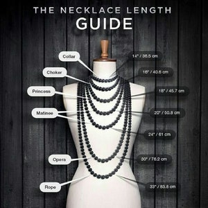 Puede incluir: Una gu&iacute;a de longitudes de collar, que muestra diferentes longitudes de collares de cuentas negras en un maniqu&iacute;. Las longitudes est&aacute;n etiquetadas con nombres como "Choker", "Princess", "Matinee", "Opera" y "Rope", y las medidas correspondientes en pulgadas y cent&iacute;metros.