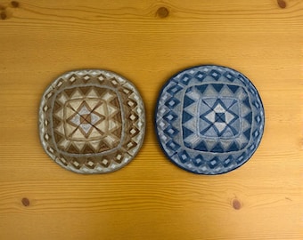 Kipá bordada en azul y dorado de 17 cm. Regalo judío para Shabat, Bar Mitzvá y festividades judías.