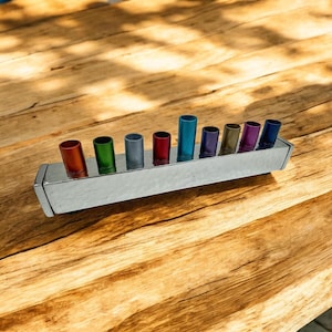 Menorá de aluminio niquelado con ramas anodizadas / Diseño martillado / Regalo judaico para Hanukkah