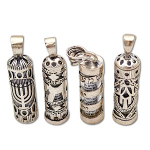 Puede incluir: Cuatro colgantes de plata, cada uno con un diseño diferente. Los colgantes tienen forma de pequeños cilindros y presentan diseños intrincados. Los diseños incluyen una menorá, una estrella de David, una inscripción hebrea y una mano de Hamsa.