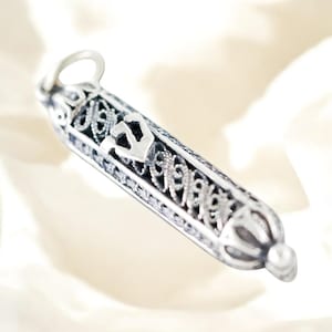 Collier mezouza en argent sterling avec pendentif au tibia • Cadeau pour une occasion juive et bijoux mitsvah