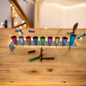 Menorá de aluminio con conos anodizados de colores / Menorá moderna de Hanukkah para velas y aceite