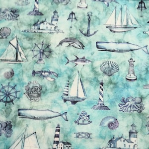 Könnte beinhalten: Ein blauer und weißer Stoff mit nautischem Thema mit verschiedenen Bildern, darunter Leuchttürme, Segelboote, Anker, Fische, Muscheln und Taucherhelme.
