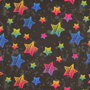 Könnte beinhalten: Ein sich wiederholendes Muster aus bunten, handgezeichneten Sternen auf dunklem Grauton. Die Sterne sind schwarz umrandet und mit Regenbogenverläufen gefüllt. Der Hintergrund hat einen Spritzer-Effekt. Die Sterne variieren in der Größe.