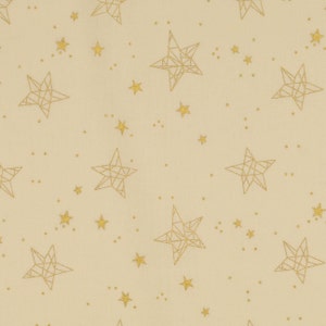 Könnte beinhalten: Ein beigefarbener Stoff mit einem sich wiederholenden Muster aus goldenen geometrischen Sternen. Die Sterne sind in Gold umrandet und haben eine glitzernde Textur.