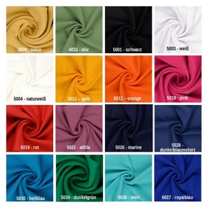 Könnte beinhalten: Eine Sammlung von Stoffproben in verschiedenen Farben, darunter Ocker, Oliv, Schwarz, Weiß, Naturweiß, Gelb, Orange, Pink, Rot, Lila, Marineblau, Dunkelblau, Hellblau, Dunkelgrün, Mint und Royalblau. Jede Probe hat eine Nummer und einen Farbnamen darauf gedruckt.