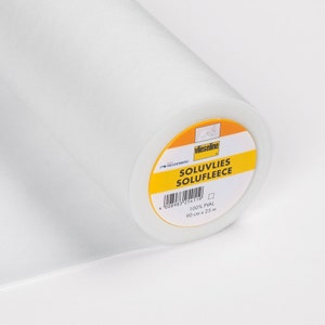 Könnte beinhalten: Eine Rolle weißer Vlieseline Soluvlies Solufleece Stoff, 90 cm x 25 m, 100% PVAL.