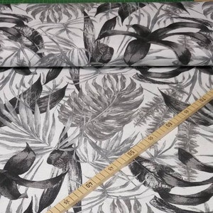 Könnte beinhalten: Schwarz-weißer Stoff mit tropischem Blätterdruck. Der Stoff zeigt ein sich wiederholendes Muster aus großen und kleinen Blättern im Aquarellstil.