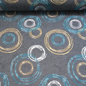 Könnte beinhalten: Grauer Stoff mit einem sich wiederholenden Muster aus türkisfarbenen, weißen und goldenen konzentrischen Kreisen.