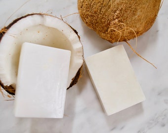 Sabonete orgânico de coco e leite de cabra, com aroma de palmarosa.