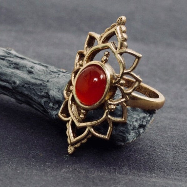 Bague en pierres précieuses de corail, bague en laiton, bague faite à la main, bague unique, bijoux en corail, cadeau de meilleur ami, cadeau personnalisé, cadeau de fête des mères, plat de bague