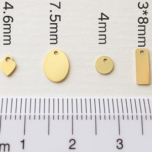 Etiquetas grabadas chapadas en oro de 14 k: ovaladas, de corazón, redondas y rectangulares (10 unidades)