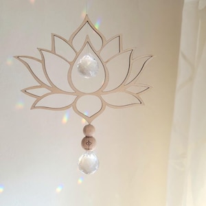 Sonnenfänger "Lotusblüte" - Lichtfänger aus Holz mit Yoga Perle I spirituelles Geschenk I Lichtspiel I Suncatcher für Yoga-Fans