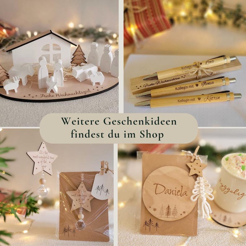Puede incluir: Un collage de regalos navide&ntilde;os. Incluye un bel&eacute;n de madera, bol&iacute;grafos grabados, adornos en forma de estrella y una etiqueta de regalo de madera. El texto "Frohe Weihnachtszeit" es visible en el bel&eacute;n. El texto "Weitere Geschenkideen findest du im Shop" tambi&eacute;n es visible.