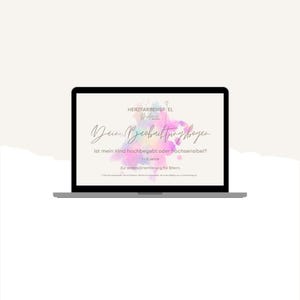 Peut inclure: Un écran d'ordinateur portable affichant un document numérique intitulé Herzfarbenspiel avec le texte Dein Beobachtungsbogen, Ist mein Kind hochbegabt oder hochsensibel?, 3-6 Jahre, et Zur ersten Orientierung für Eltern, sur un fond aquarelle.