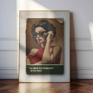 Puede incluir: Un póster de estilo vintage con una mujer con gafas de sol rojas hablando por teléfono. El texto del póster dice "Dile que estoy demasiado ocupado - o viceversa."