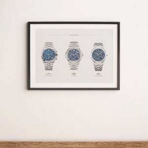 K&ouml;nnte beinhalten: Ein gerahmter Druck von drei silbernen Armbanduhren mit blauen Zifferbl&auml;ttern. Die Uhren sind mit "The Holy Trinity" beschriftet und in einer Reihe angeordnet. Der Druck ist auf wei&szlig;em Hintergrund und in Schwarz gerahmt.