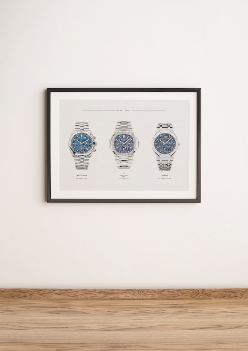 K&ouml;nnte beinhalten: Ein gerahmter Druck von drei silbernen Armbanduhren mit blauen Zifferbl&auml;ttern. Die Uhren sind mit "The Holy Trinity" beschriftet und in einer Reihe angeordnet. Der Druck ist auf wei&szlig;em Hintergrund und in Schwarz gerahmt.