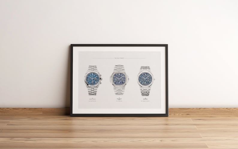 K&ouml;nnte beinhalten: Ein gerahmter Druck von drei silbernen Armbanduhren mit blauen Zifferbl&auml;ttern. Die Uhren sind in einer Reihe angeordnet, wobei die mittlere Uhr etwas gr&ouml;&szlig;er ist als die beiden anderen. Der Druck tr&auml;gt den Titel "Der Himmel ist die Grenze".