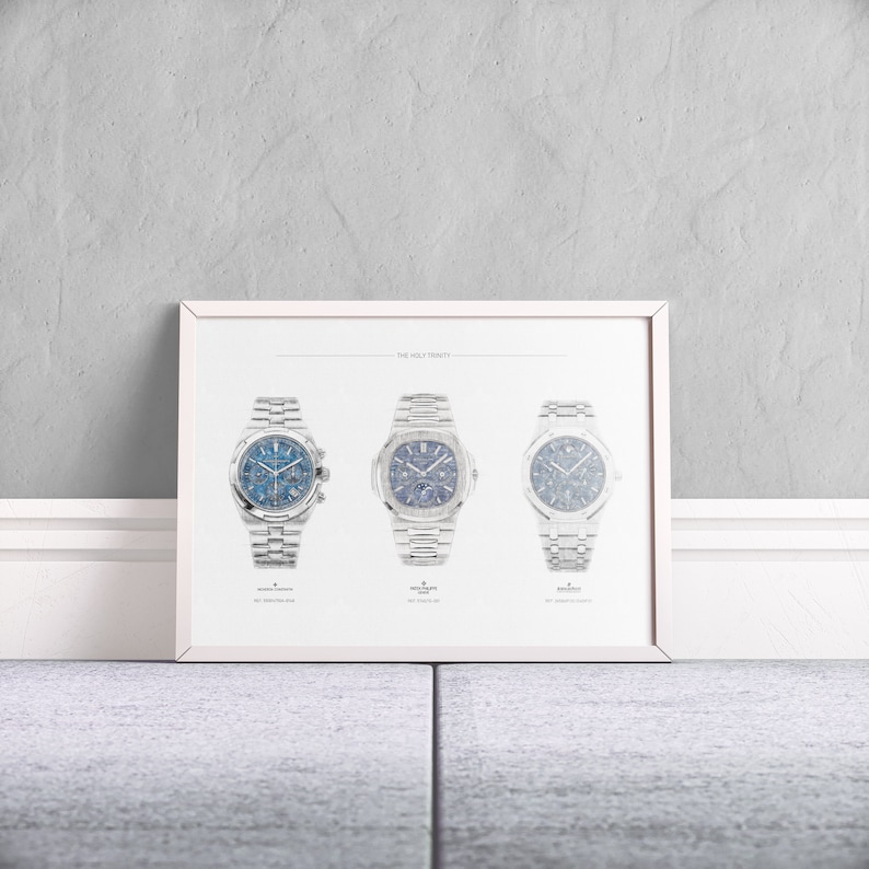 K&ouml;nnte beinhalten: Ein wei&szlig;er gerahmter Druck mit dem Text "The Holy Trinity" oben. Drei silberne Armbanduhren mit blauen Zifferbl&auml;ttern sind in einer Reihe angeordnet. Die Uhren sind mit "Nautilus", "Royal Oak" und "Overseas" beschriftet.