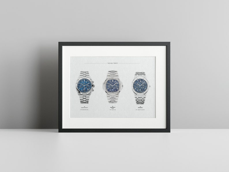 K&ouml;nnte beinhalten: Ein gerahmter Druck von drei silbernen Armbanduhren mit blauen Zifferbl&auml;ttern. Die Uhren sind in einer Reihe angeordnet und mit "The Holy Trinity" beschriftet.