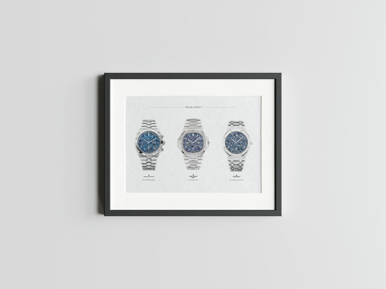 K&ouml;nnte beinhalten: Ein gerahmter Druck von drei silbernen Armbanduhren mit blauen Zifferbl&auml;ttern. Der Text "The Holy Trinity" befindet sich oben auf dem Druck.