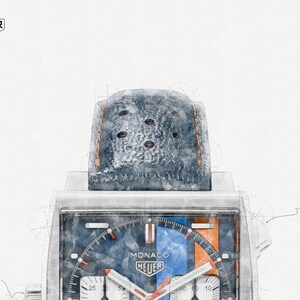 Peut inclure: Une montre chronographe argent&eacute;e et bleue avec un cadran carr&eacute;. La montre a un cadran bleu et orange avec le texte "MONACO HEUER" dessus. La montre est sur un bracelet en cuir bleu avec des coutures.