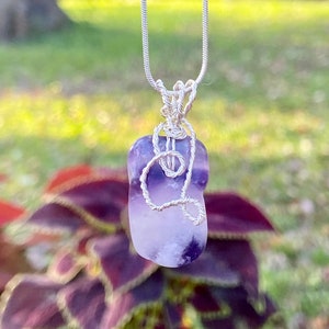 Alambre colgante de cristal de piedra de amatista natural con cuentas envuelto en un collar de cadena chapado en plata. Collar de piedra curativa. Piedra de 7 gramos