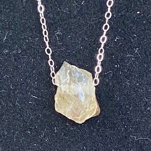 Natural Raw Oregon Sunstone Beadant en un collar de cadena de plata esterlina .925. Collar de piedra curativa. 2.6 Gramos de piedra.