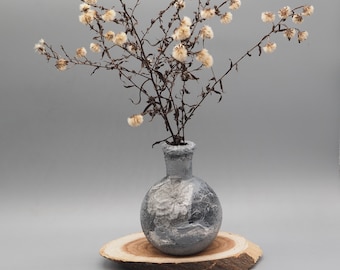 Rustikale kleine Vase mit plastischer Struktur in grau, handgefertigte Keramik Look Vase