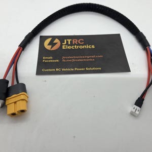 Könnte beinhalten: Ein Elektrokabel mit schwarzen, roten und blauen Drähten und verschiedenen Steckern. Das Kabel hat eine schwarze geflochtene Hülle. Eine Visitenkarte mit dem Text "JTRC Electronics" ist ebenfalls vorhanden.
