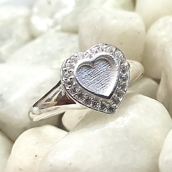 925 Sterling Solid Silver 6mm Heart Blank Bezel avec bague en zircon, bon pour le travail de la résine et des cendres. N’importe quel zircon de couleur disponible.