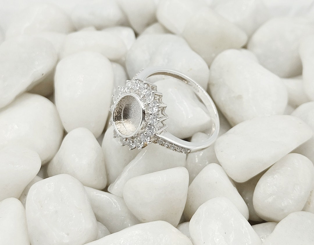•SUN/MOONSTONE - OVAL• simple bezel silver ring (size 7)