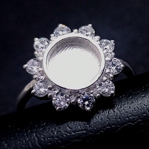 Anello girasole rotondo in argento sterling 925 massiccio da 8 mm con zircone, ottimo per lavori con resina e ceneri. Qualsiasi colore zircone disponibile.