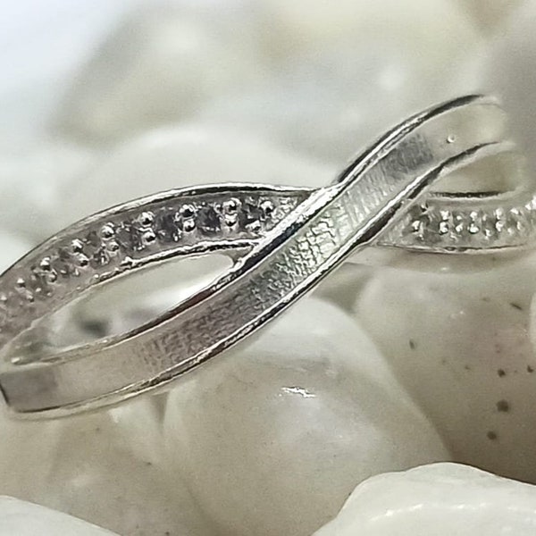 Bague à l'infini en argent sterling 925 avec lunette vierge et zircon, idéale pour le travail de la résine et des cendres. Zircon de toutes les couleurs disponible.