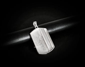 Op de afbeelding: Een rechthoekige zilveren dog tag hanger met een geborstelde metaaltextuur aan de linkerkant en een gladde, gepolijste verticale strook aan de rechterkant. De hanger is voorzien van een klein zilveren oogje en de tekst TheVelvetSilver staat erop.