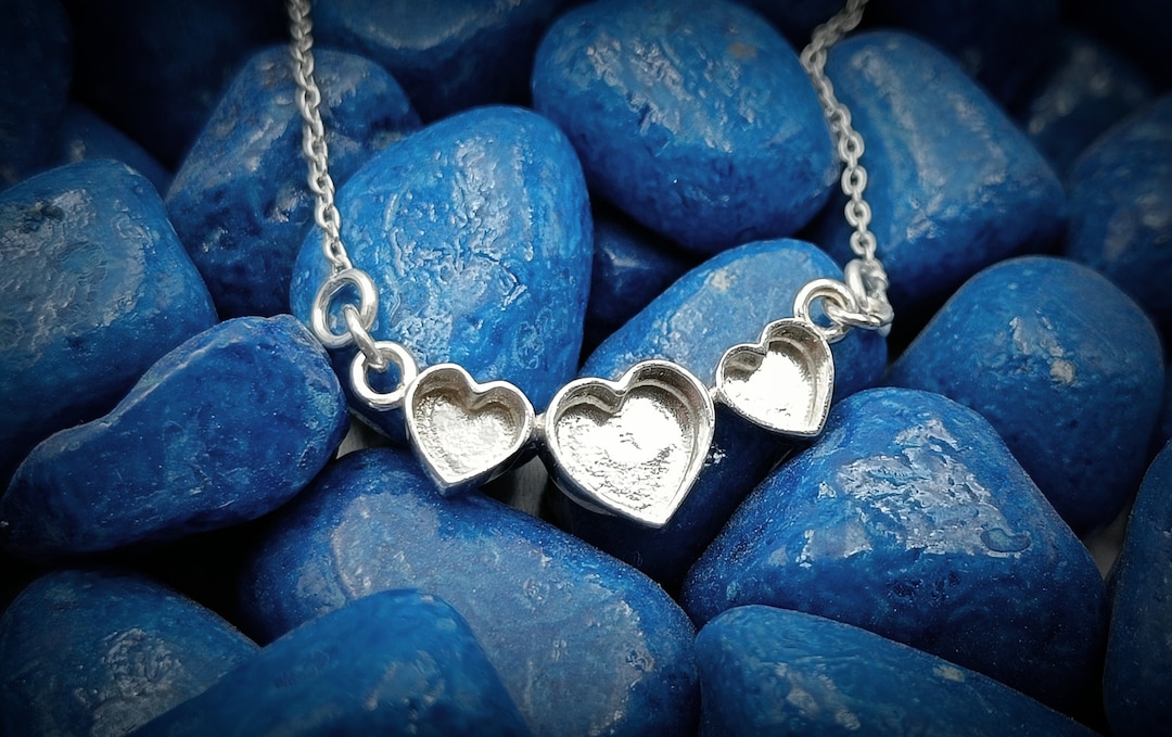 5 mm ～ 25 mm のハート型トリプルブランクベゼルネックレス、樹脂加工