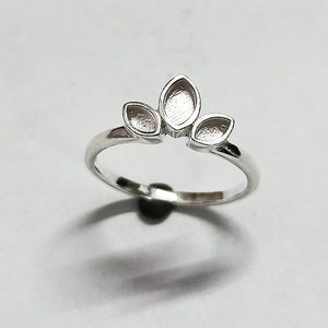 Puede incluir: Anillo de plata con tres engastes en forma de hoja, perfecto para añadir piedras preciosas o abalorios.