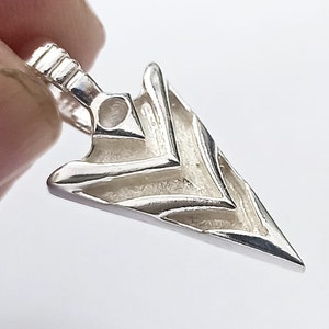 Pendente lunetta vuota a forma di punta di freccia lunga 35 mm, ciondolo in argento sterling 925. Buono per il lavoro di resina e cenere.