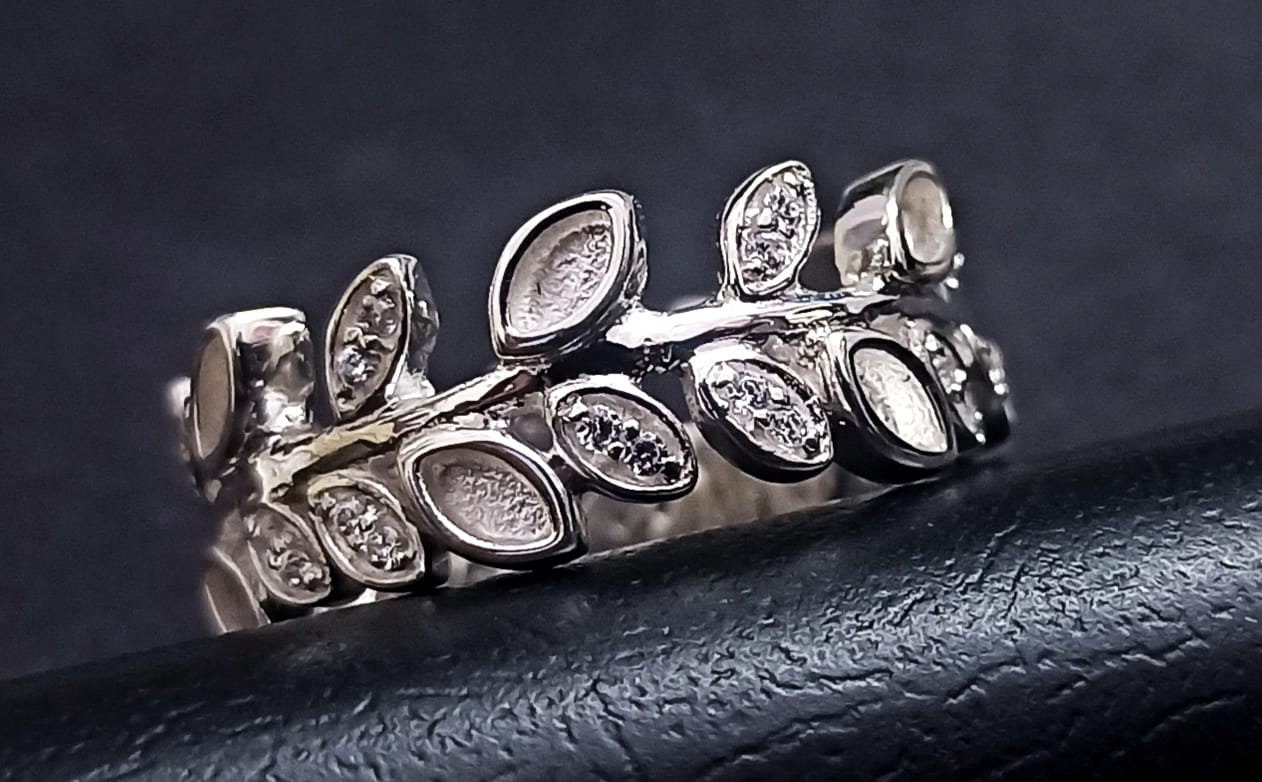 2 x 4 mm の葉の形のブランク ベゼルとジルコン デザイナー リング