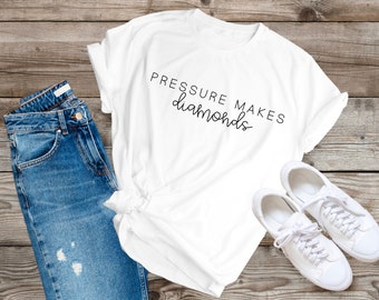 Peut inclure: T-shirt blanc avec le texte "Pressure Makes Diamonds" imprimé en noir.