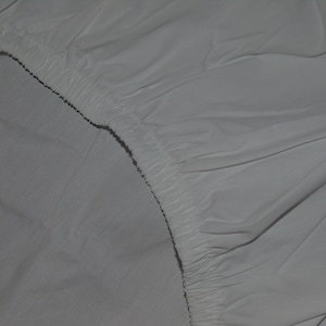 Peut inclure: Drap housse blanc avec bord élastique. Le drap est fait d'un tissu doux et lisse.