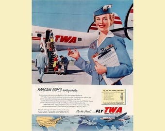 Peut inclure: Une publicité vintage pour la compagnie aérienne TWA montrant une hôtesse de l'air en uniforme bleu tenant un presse-papier. En arrière-plan, des passagers embarquent dans un avion TWA. L'affiche inclut du texte, un tableau tarifaire et une carte.